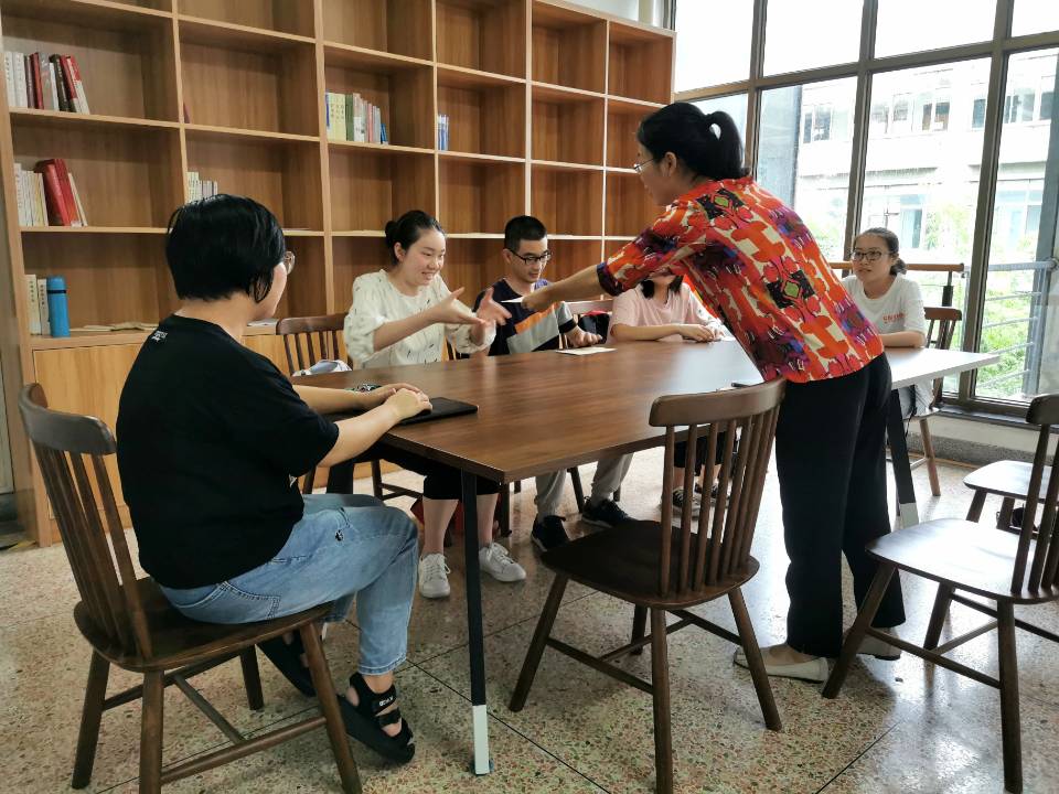 金灵副书记代表学校向困难生送上慰问金